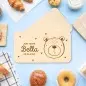 Preview: Personalisiertes Frühstücksbrettchen mit Lasergravur für Kinder mit Namen - Babygeschenk für Kinder mit Lasergravur und Bär als Taufgeschenk zur Taufe